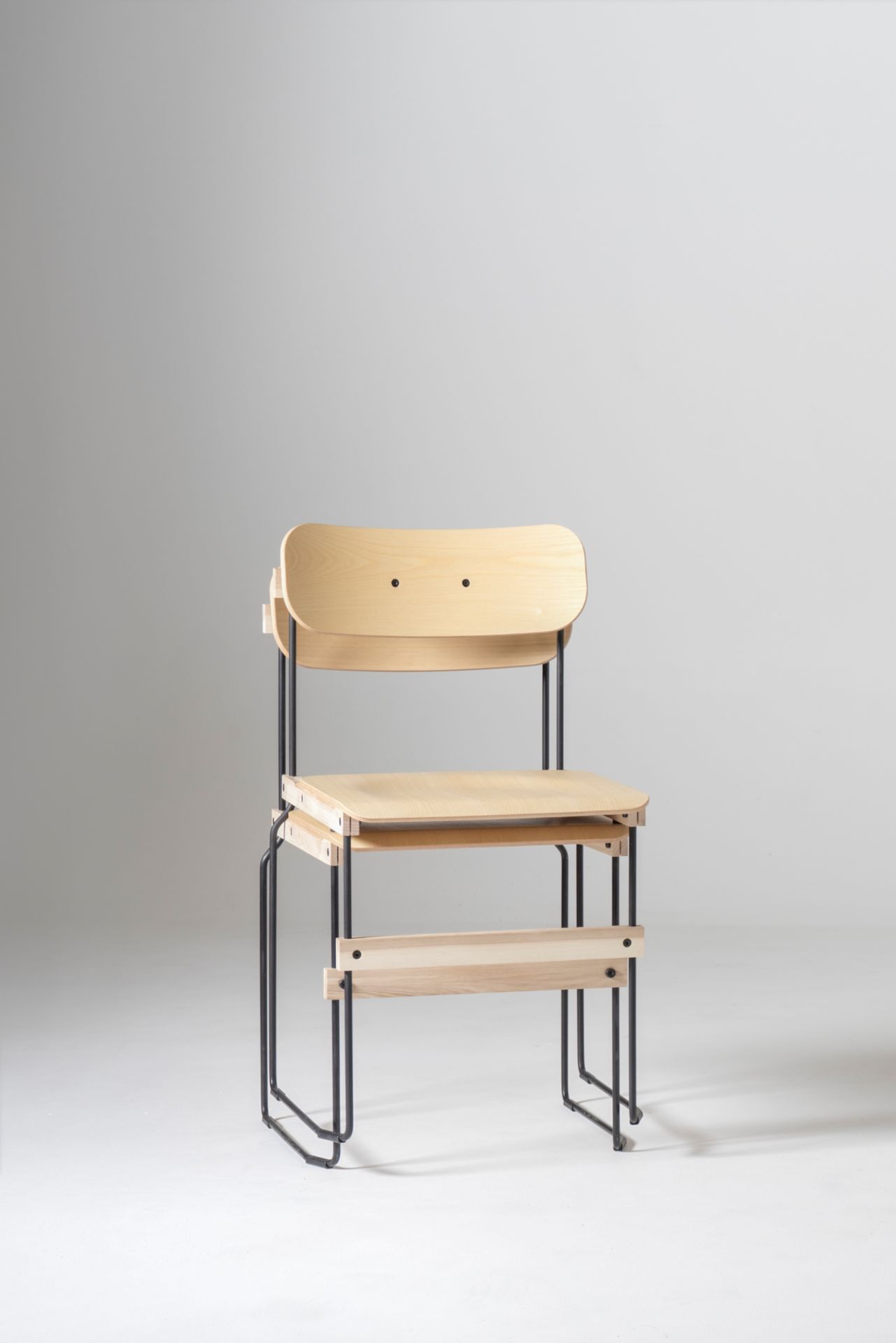 Bruto Stuhl von Nils Holger Moormann: Holzstuhl mit minimalistischem Design und schwarzem Metallgestell.