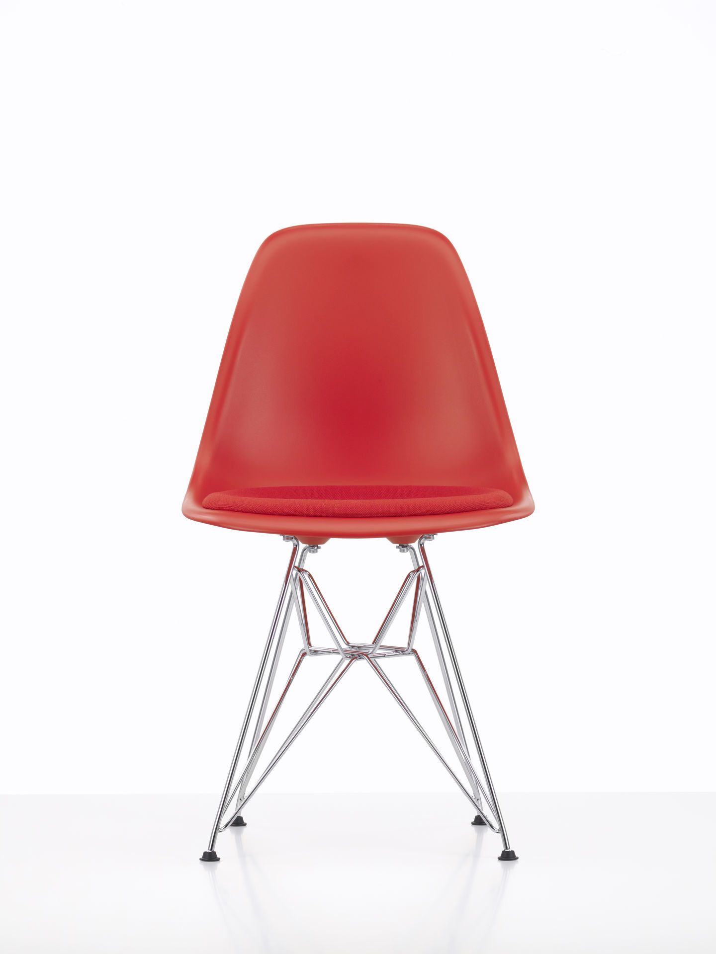 Roter Eames Plastic Side Chair DSR mit Chromgestell und Sitzpolster, Frontansicht.