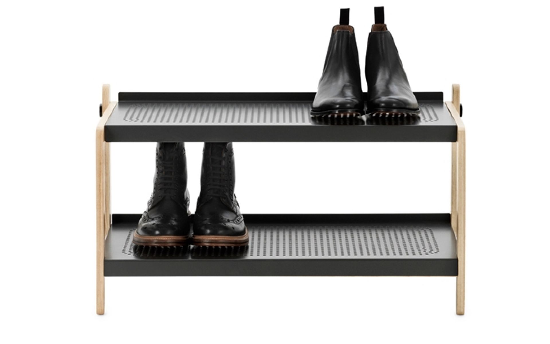 Sko Schuhregal von Normann Copenhagen, zweistöckig, aus hellem Holz und schwarzem Metall, mit Schuhen.