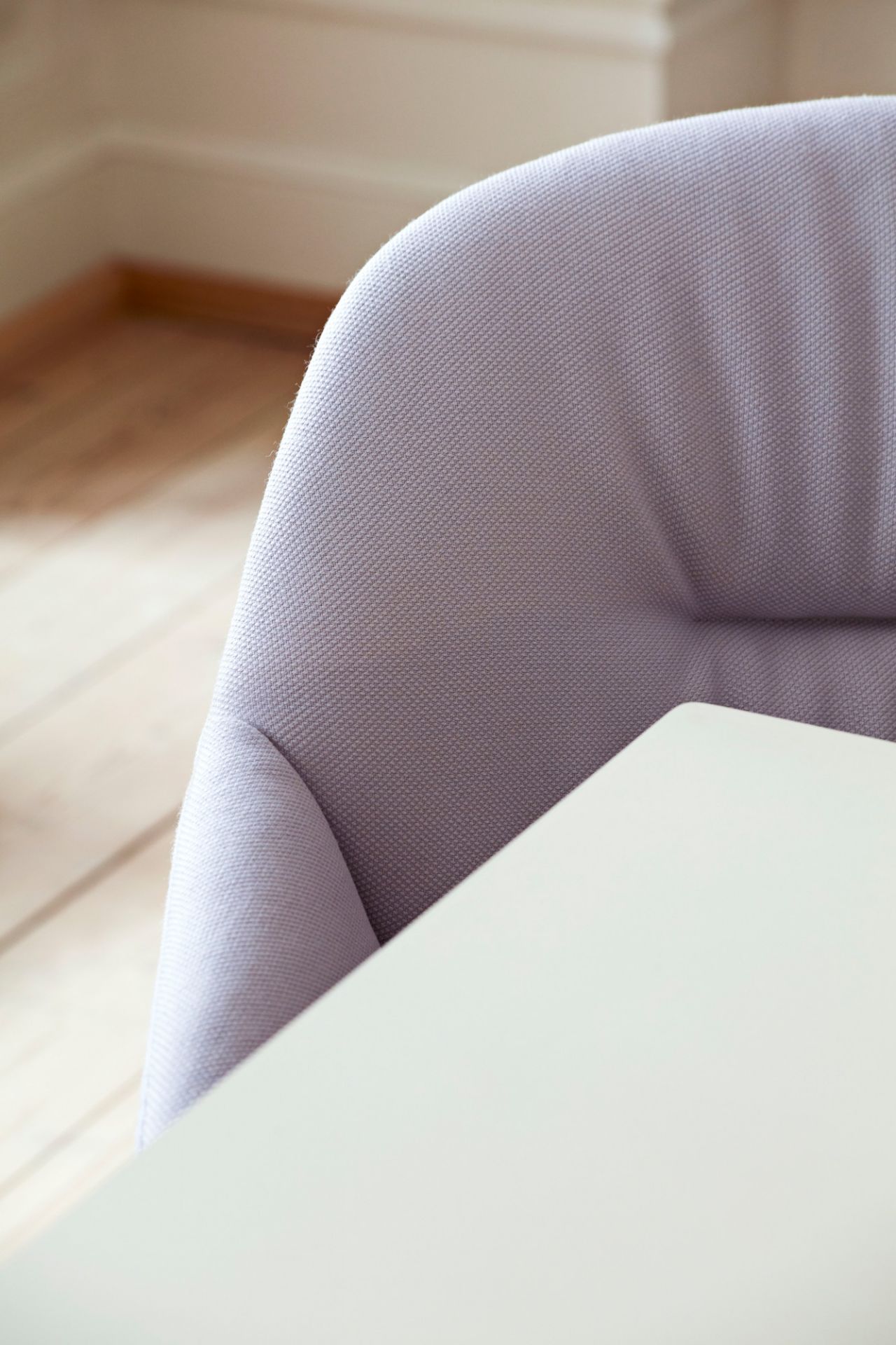 Detailaufnahme des lilafarbenen About a Chair AAC123 Soft Duo Stuhls von Hay mit weißem Tisch.