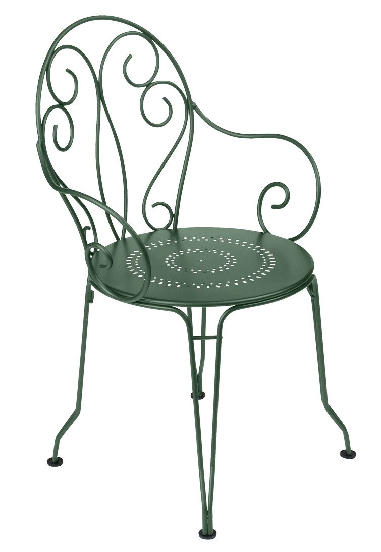 Grüner Montmartre Stuhl von Fermob für den Außenbereich, filigranes Design mit geschwungenen Armlehnen und runder Sitzfläche.