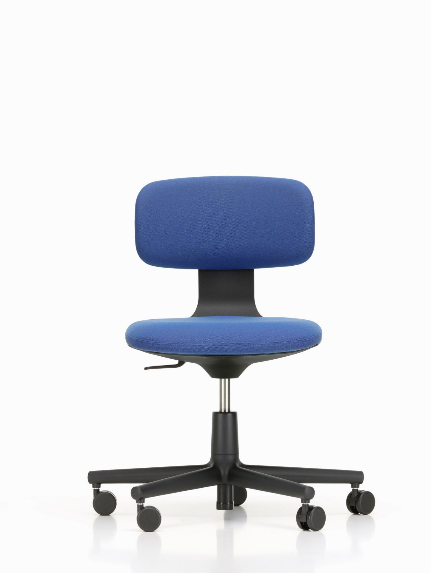 Blauer Vitra Rookie Bürodrehstuhl mit schwarzem Fußkreuz und Rollen vor einem weißen Hintergrund.