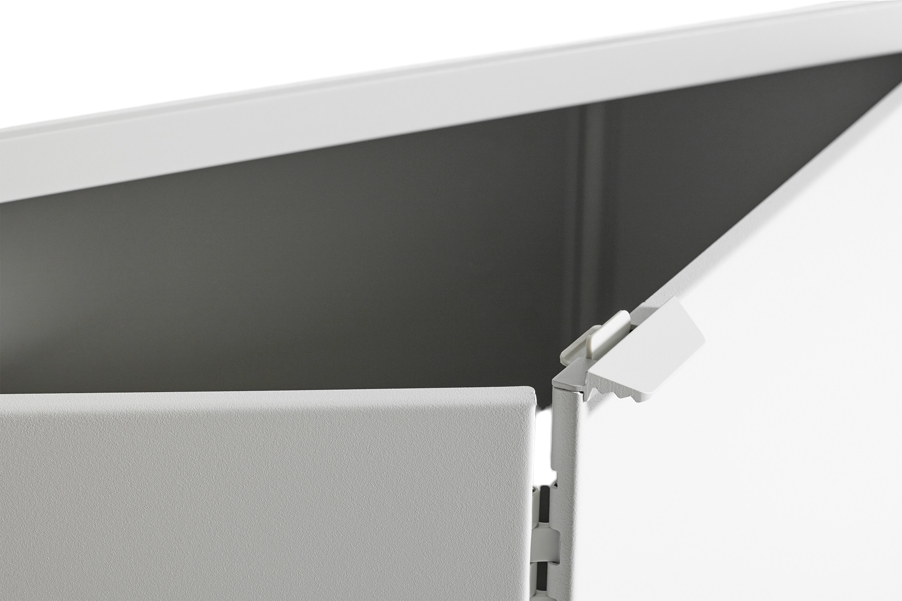 Detailaufnahme des weißen Hay New Order Sideboards 502, das ein modernes Aufbewahrungssystem für Wohn- und Bürobereiche zeigt.