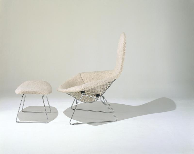 Bertoia Hocker von Knoll International mit passendem Fußhocker, Drahtgestell und beigem Stoffbezug.