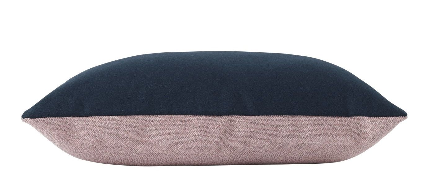 Muuto Mingle Cushion Kissen, blau und rosa, modernes Dekokissen für Sofa oder Bett.