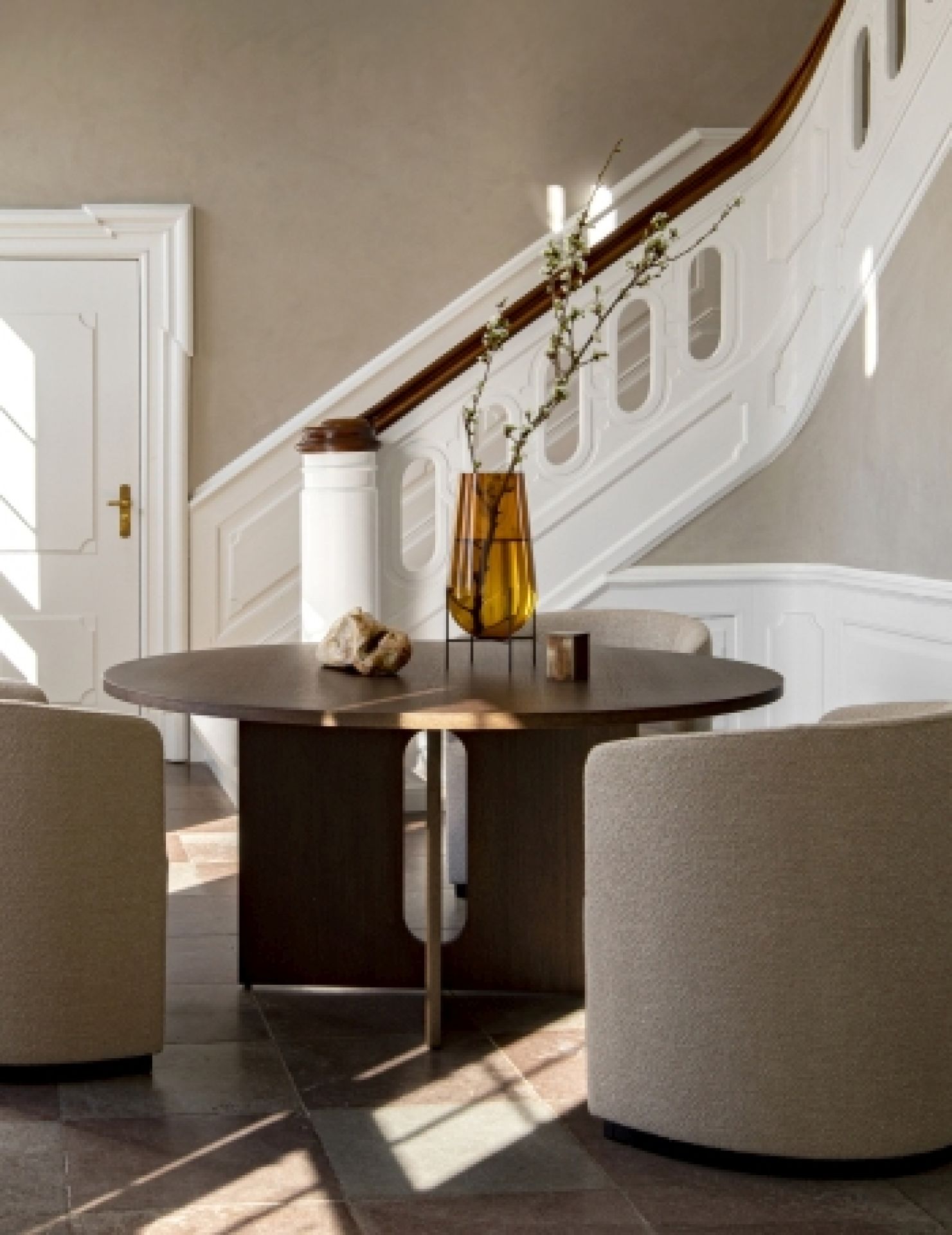 Androgyne Dining Table Esstisch aus Eiche natur mit Sandsteinplatte, runder Tisch für Esszimmer.
