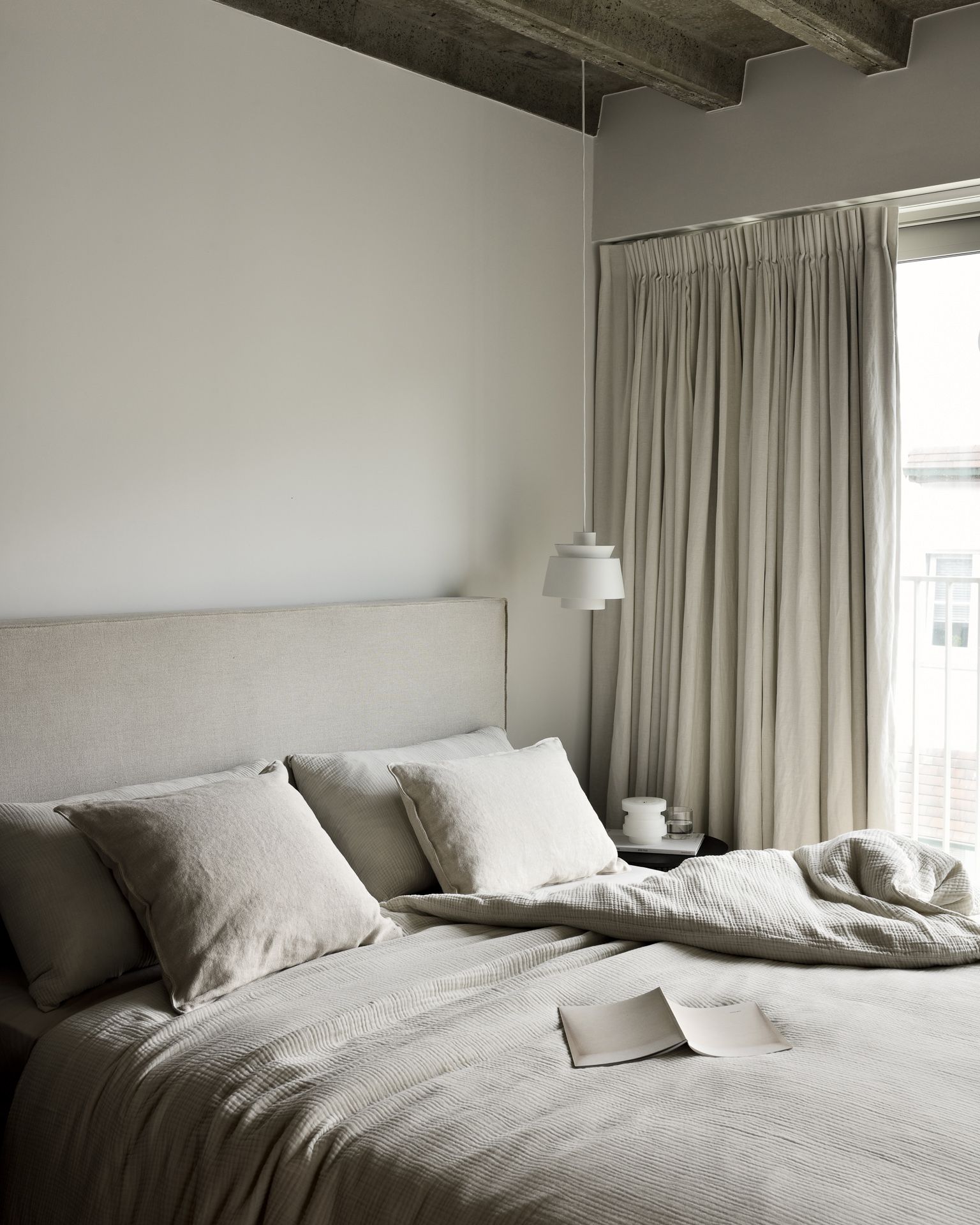 Ethnicraft Revive Bett mit abnehmbarem Bezug in hellem Grau, inklusive Kissen und Tagesdecke.