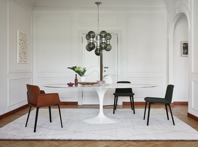 Esszimmer mit ovalem Tisch und KN06 Stühlen von Knoll International in Braun und Grün.