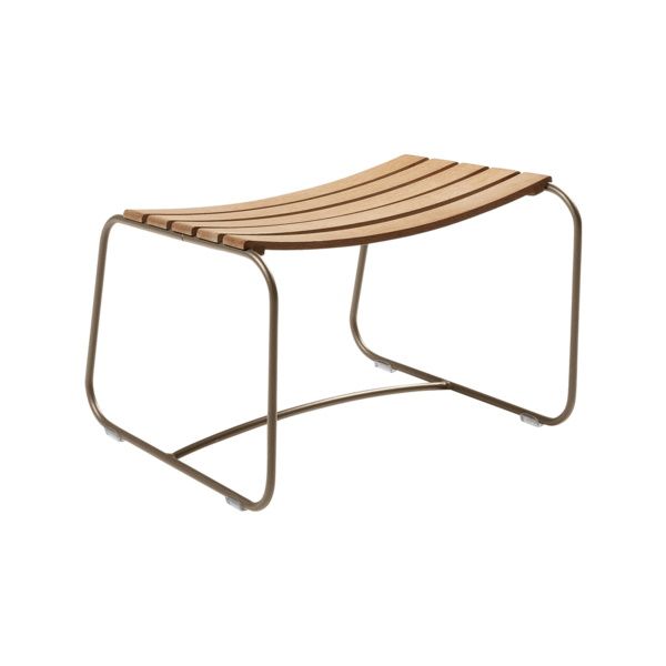 Surprising Fermob Outdoor-Fußhocker aus Holzlatten und bronzefarbenem Metallgestell für Garten und Terrasse.
