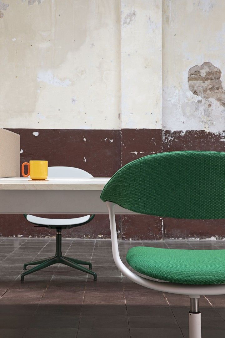 Mynt Bürodrehstuhl von Vitra mit grüner Polsterung und weißem Gestell vor einer Wand.