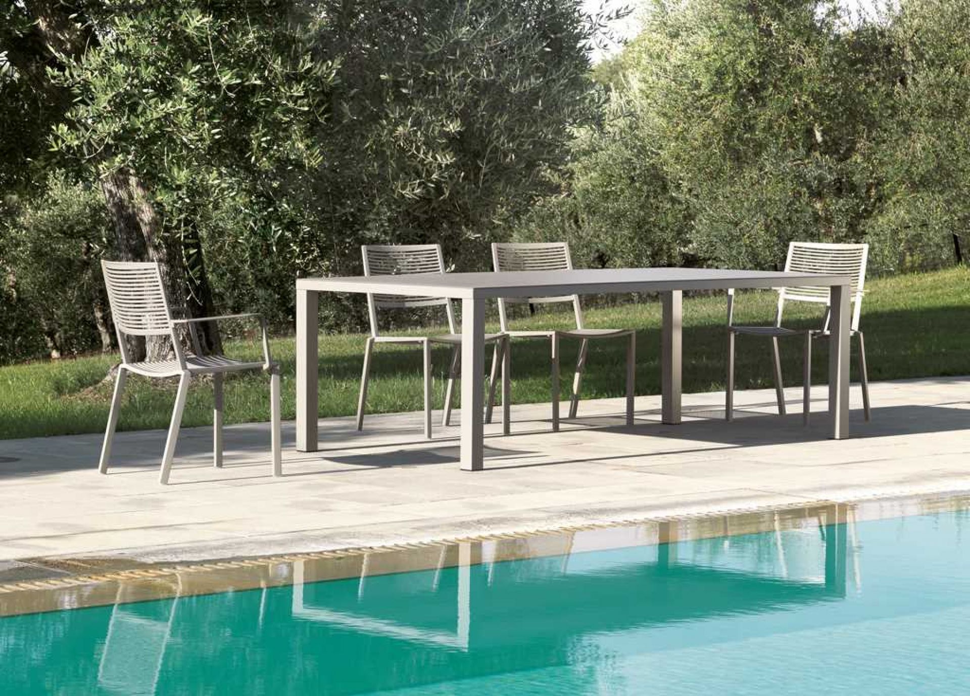 Easy Outdoor Tisch mit Stühlen neben Pool, modernes Design für Garten und Terrasse.