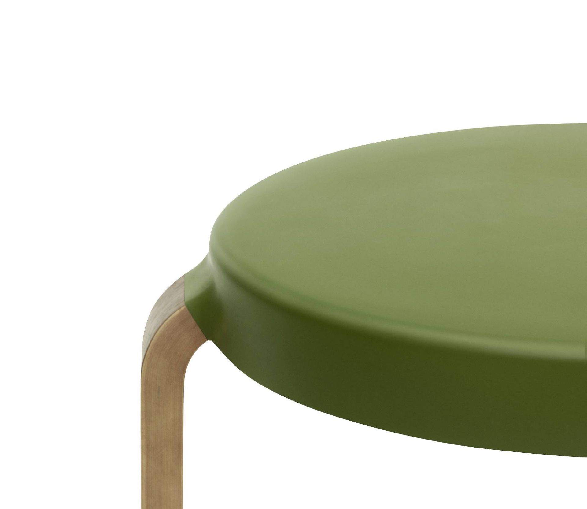 Detailaufnahme des Normann Copenhagen Tap Hocker in Grün mit Holzbeinen, moderner Sitzhocker für Esszimmer und Küche.