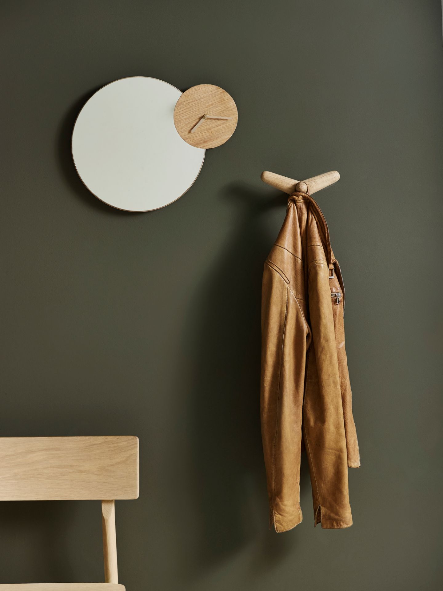 Schwarzer Tail Wing Haken aus lackierter Birke mit Lederjacke an der Wand.