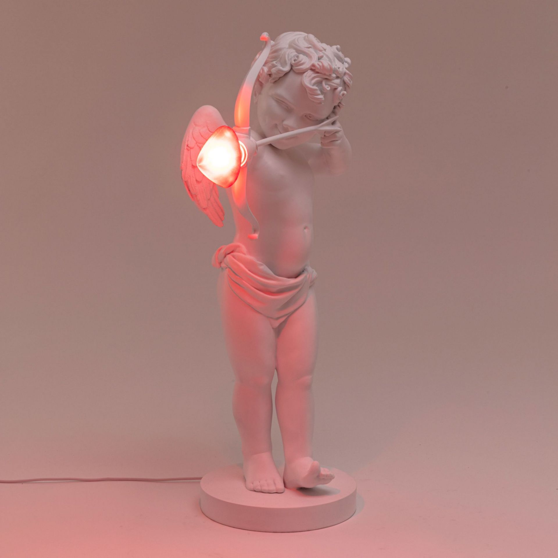 Cupid Lamp Tischleuchte von Seletti: Skulptur eines Amor mit Pfeil und Bogen als Nachttischlampe.