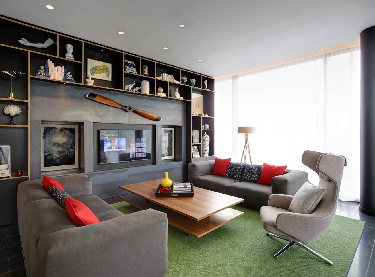 Grand Repos Sessel mit Ottoman von Vitra in Elfenbein/Perle, modernes Wohnzimmer Interieur.