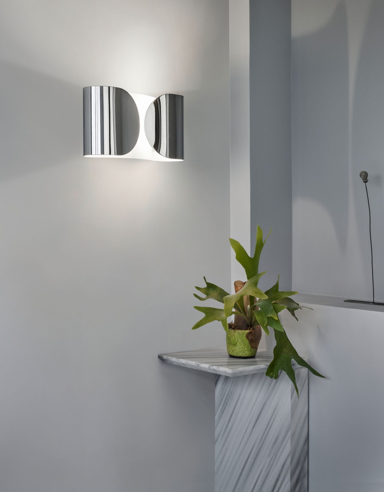 Foglio Wandleuchte von Flos in Chrom: Moderne, indirekte Beleuchtung für stilvolle Wohnräume.