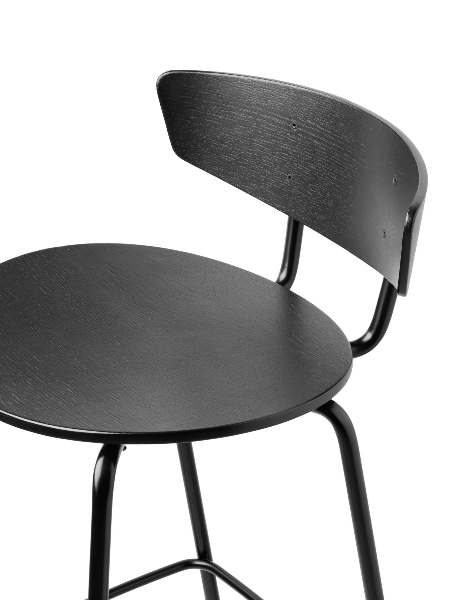 Detailaufnahme des Herman Barstuhls von Ferm Living in Schwarz mit runder Sitzfläche und Rückenlehne.