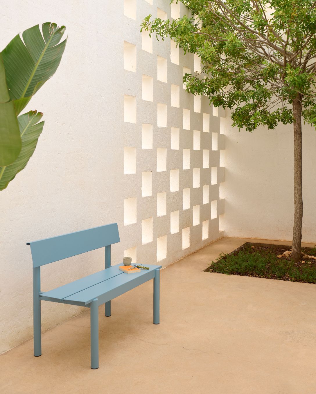Linear Steel Bench: buitenbank met rugleuning 170 x 34 cm Muuto