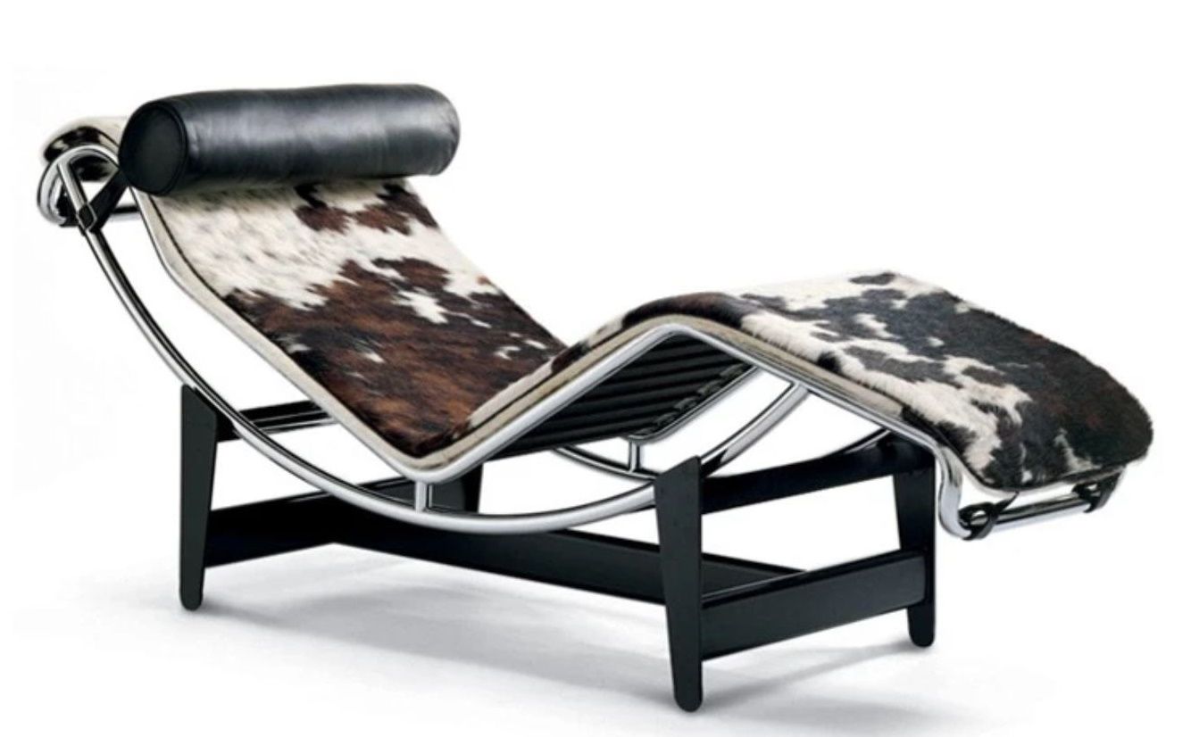 Chaise Longue Liege mit Fellbezug, schwarzer Nackenrolle und verchromtem Gestell. Designklassiker für Wohnzimmer.