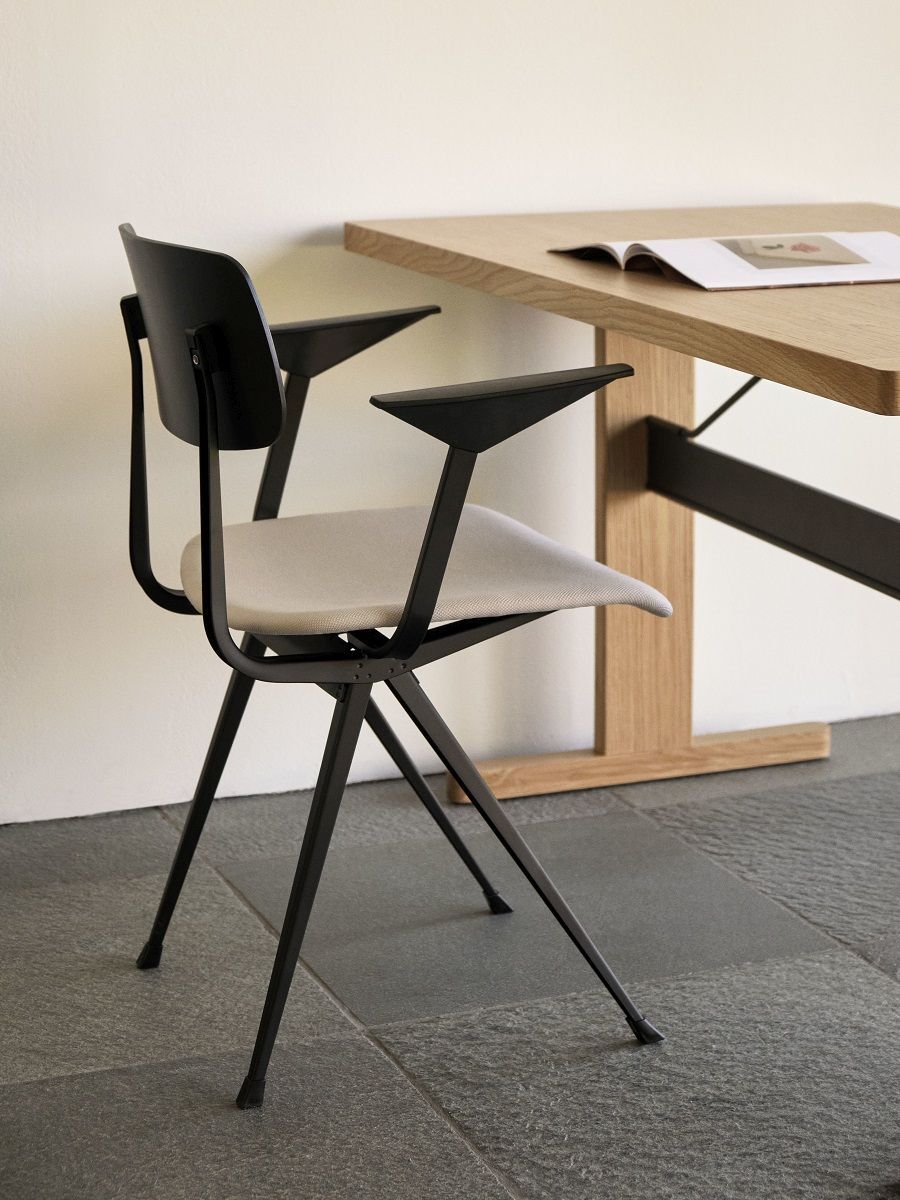Result Armchair von Hay, Armlehnenstuhl mit schwarzem Gestell und beiger Sitzfläche, modernes Design für Esszimmer und Büro.