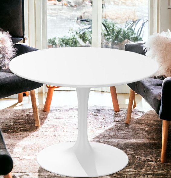 Weißer Saarinen Couchtisch von Knoll International mit runder Tischplatte und Trompetenfuß im Wohnzimmer.