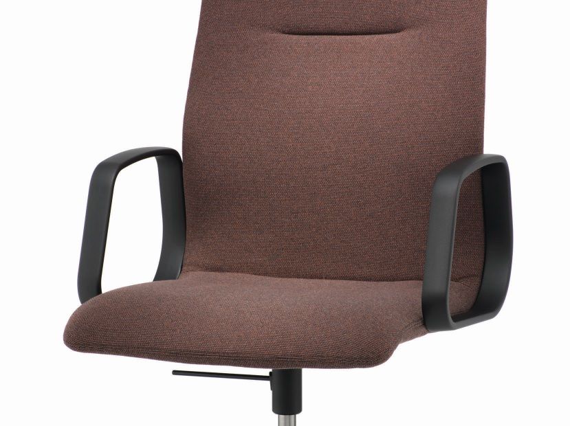 Detailaufnahme: Brauner Decide Konferenzsessel von Wilkhahn mit Armlehnen und Rollen, ideal für moderne Büros.