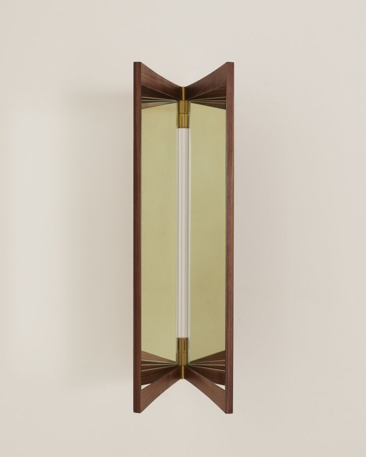 Gubi Vanity Wall Mirror 2 Wandspiegel mit Holzrahmen und zentralem, transparentem Lichtelement.