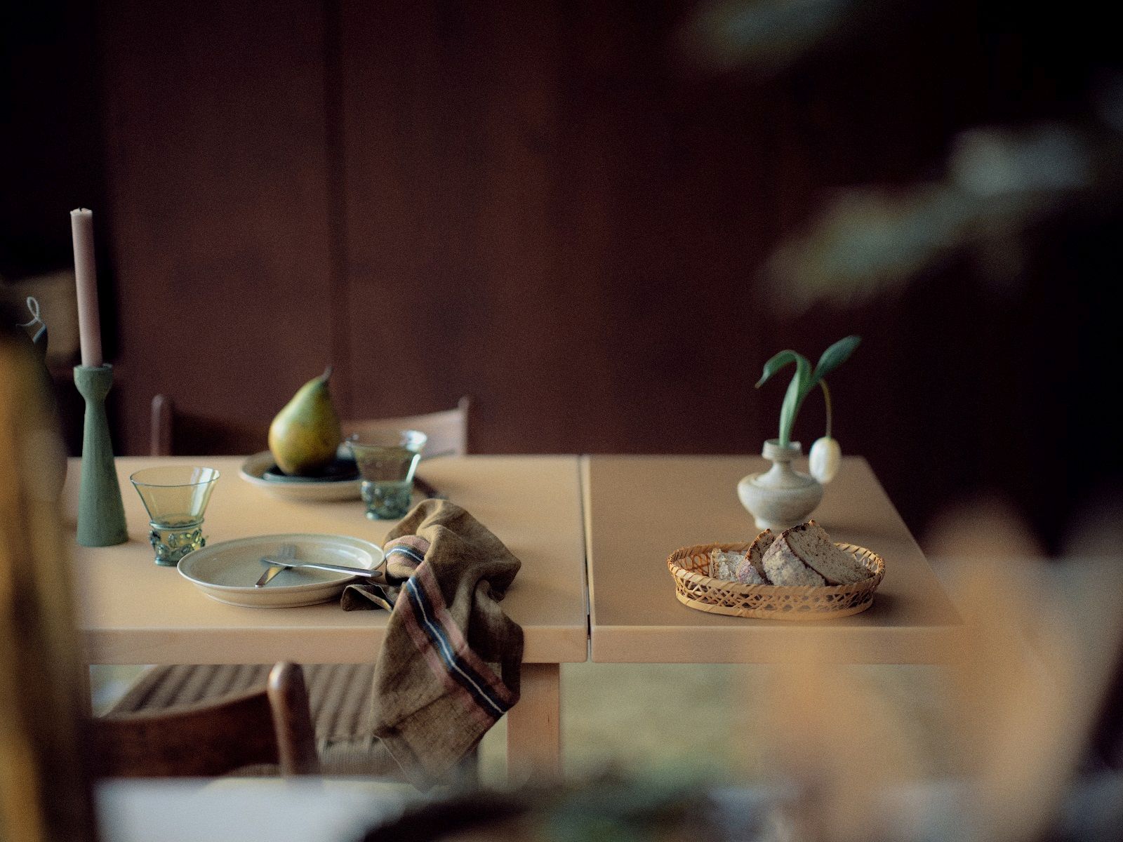 Aalto Klapptisch von Artek mit gedecktem Tisch und Speisen im warmen Ambiente.