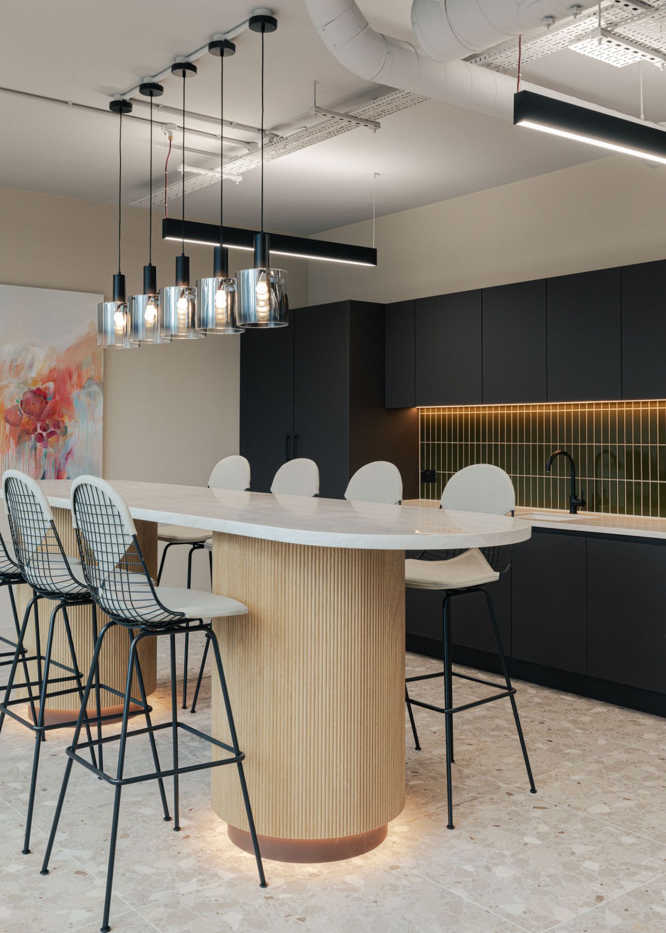 Eames Wire Bar Stool Barhocker High von Vitra mit Sitzpolster in modernem Küchendesign.