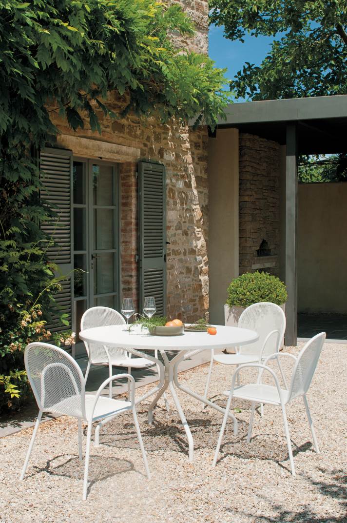 Weißer Ronda Stuhl von Emu Outdoor mit Tisch auf einer Terrasse, Gartenmöbel aus Metall.