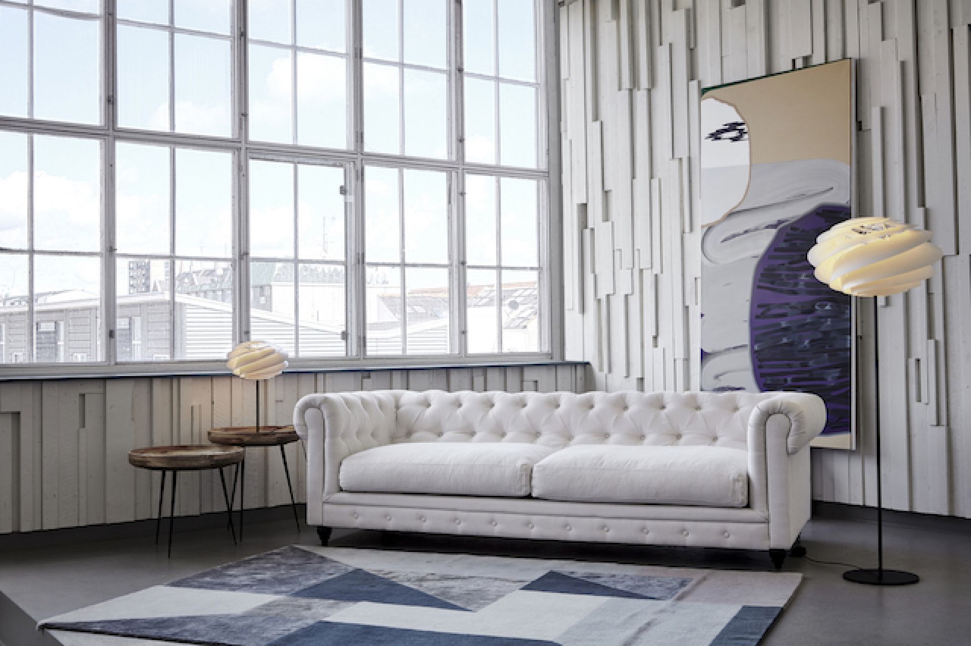 Helle Le Klint Swirl Stehleuchte im modernen Wohnzimmer mit Sofa und passender Tischleuchte.