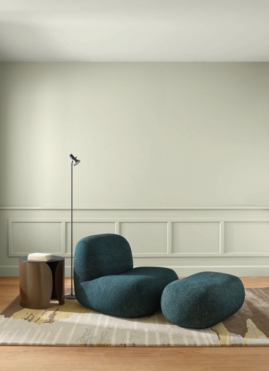 Asha Stehleuchte von ligne roset mit Sessel und Hocker in modernem Wohnzimmer Design.