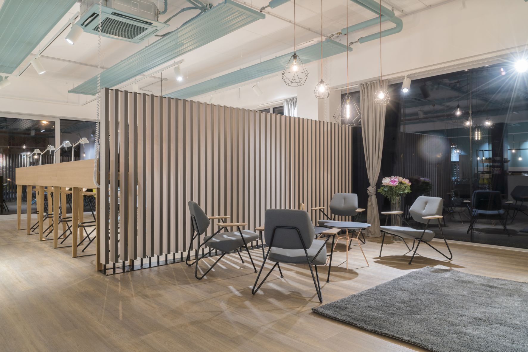Helles Büro mit Prostoria Polygon Beistelltisch, grauen Stühlen und Teppich für Indoor- und Outdoor-Bereiche.