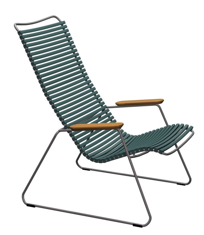 Click Lounge Chair von Houe, dunkelgrauer Outdoor Sessel mit Armlehnen aus Holz.