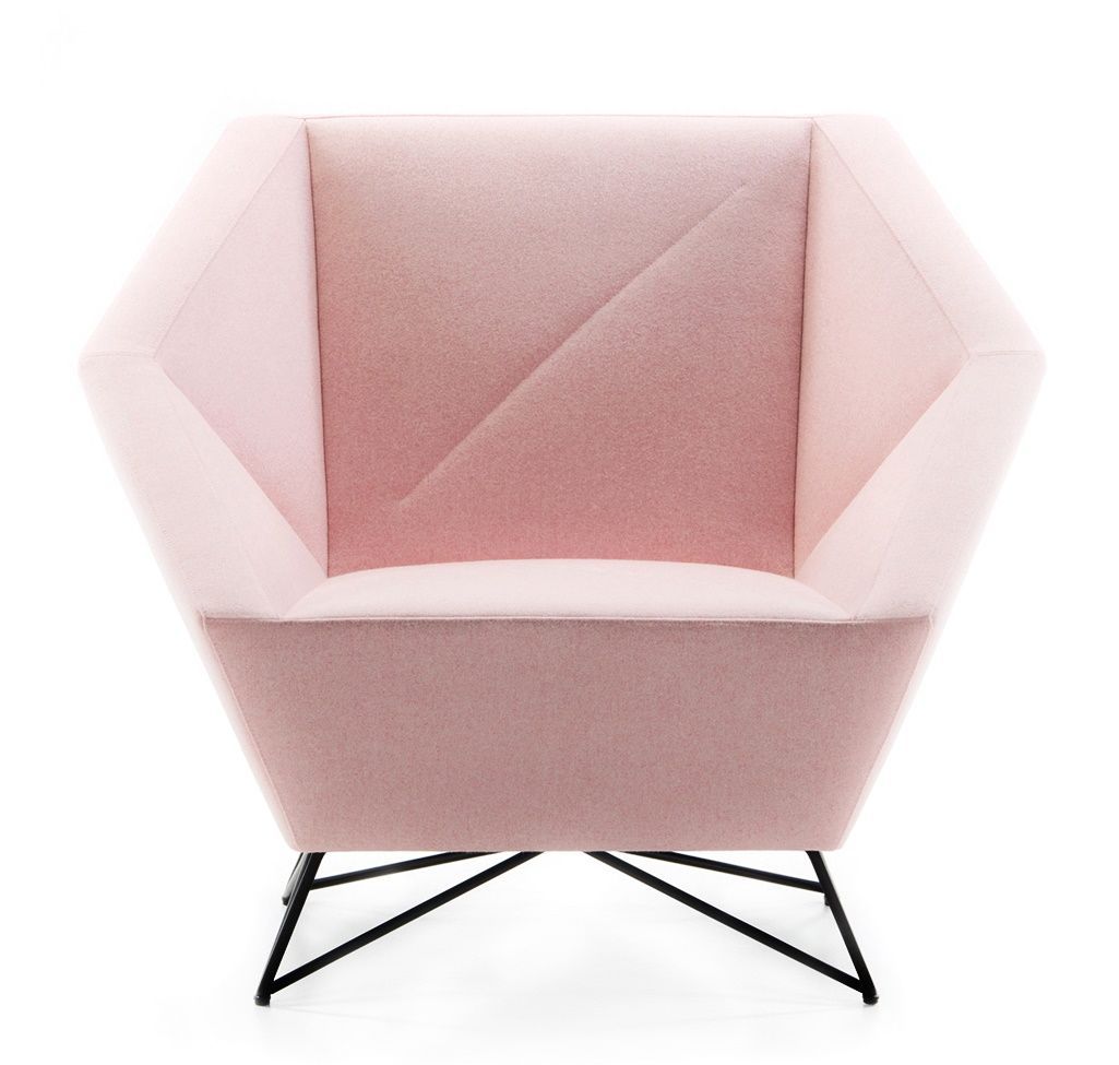 Prostoria 3angle Sessel in Rosa mit geometrischem Design und schwarzem Metallgestell, Frontansicht.