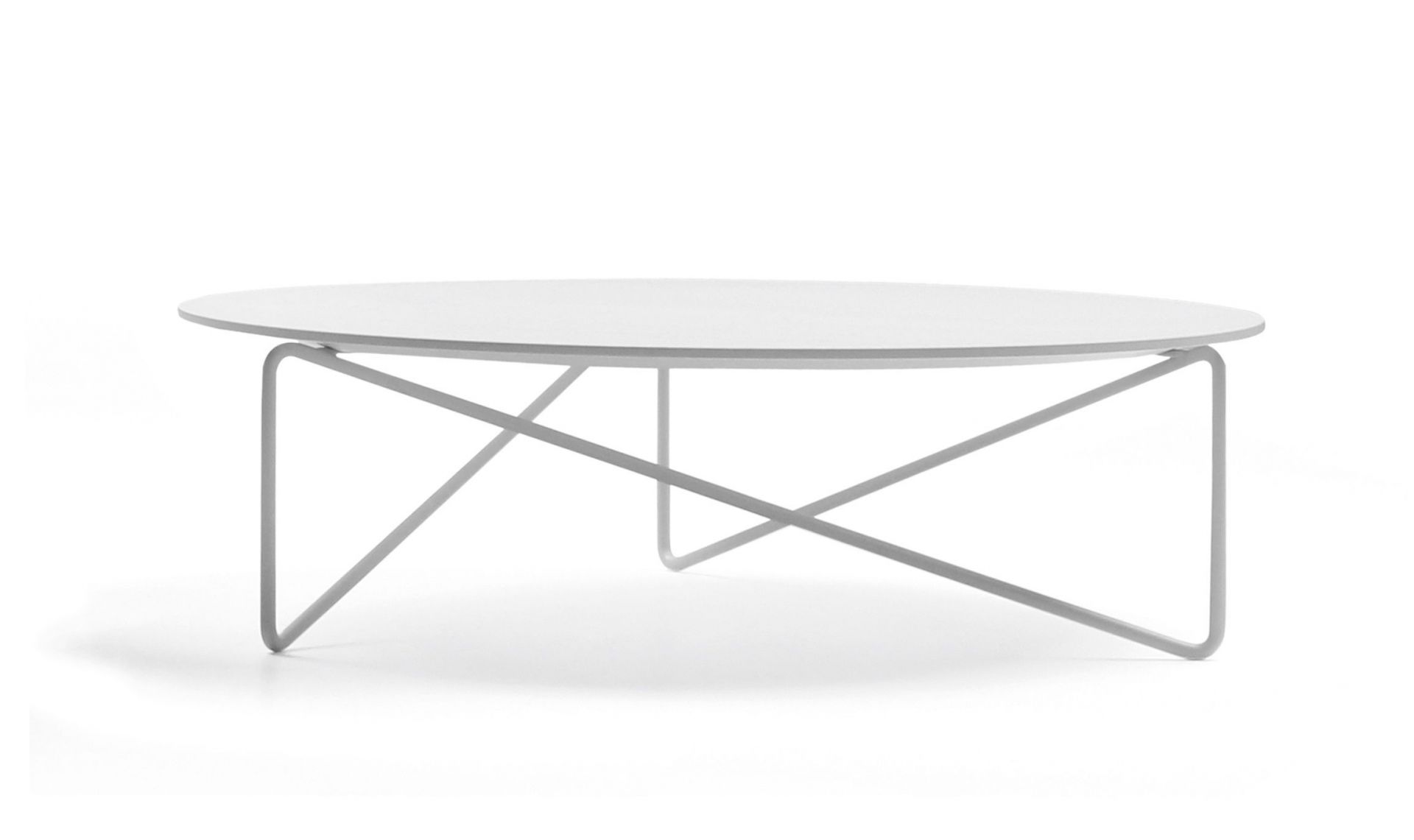 Weißer Polygon Beistelltisch von Prostoria für Indoor und Outdoor, minimalistisches Design mit Stahlgestell.