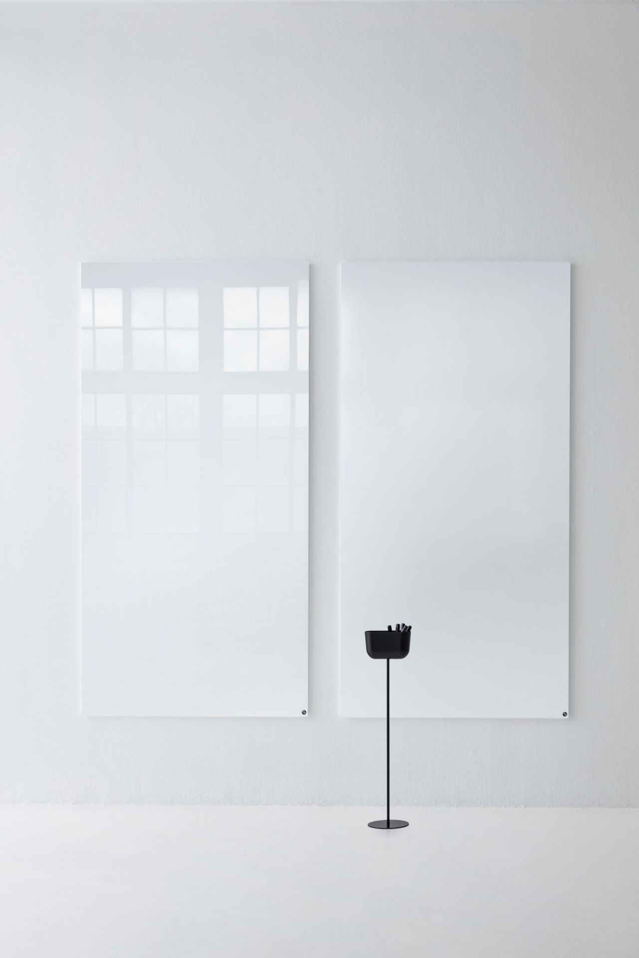 Zwei weiße Chat Board Classic magnetische Glastafeln an einer weißen Wand mit Stifthalter.