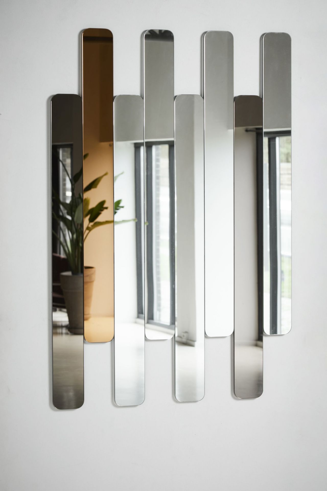 Logs 3 Spiegel von Woud: Wandspiegel in verschiedenen Höhen und Farben, modernes Design.