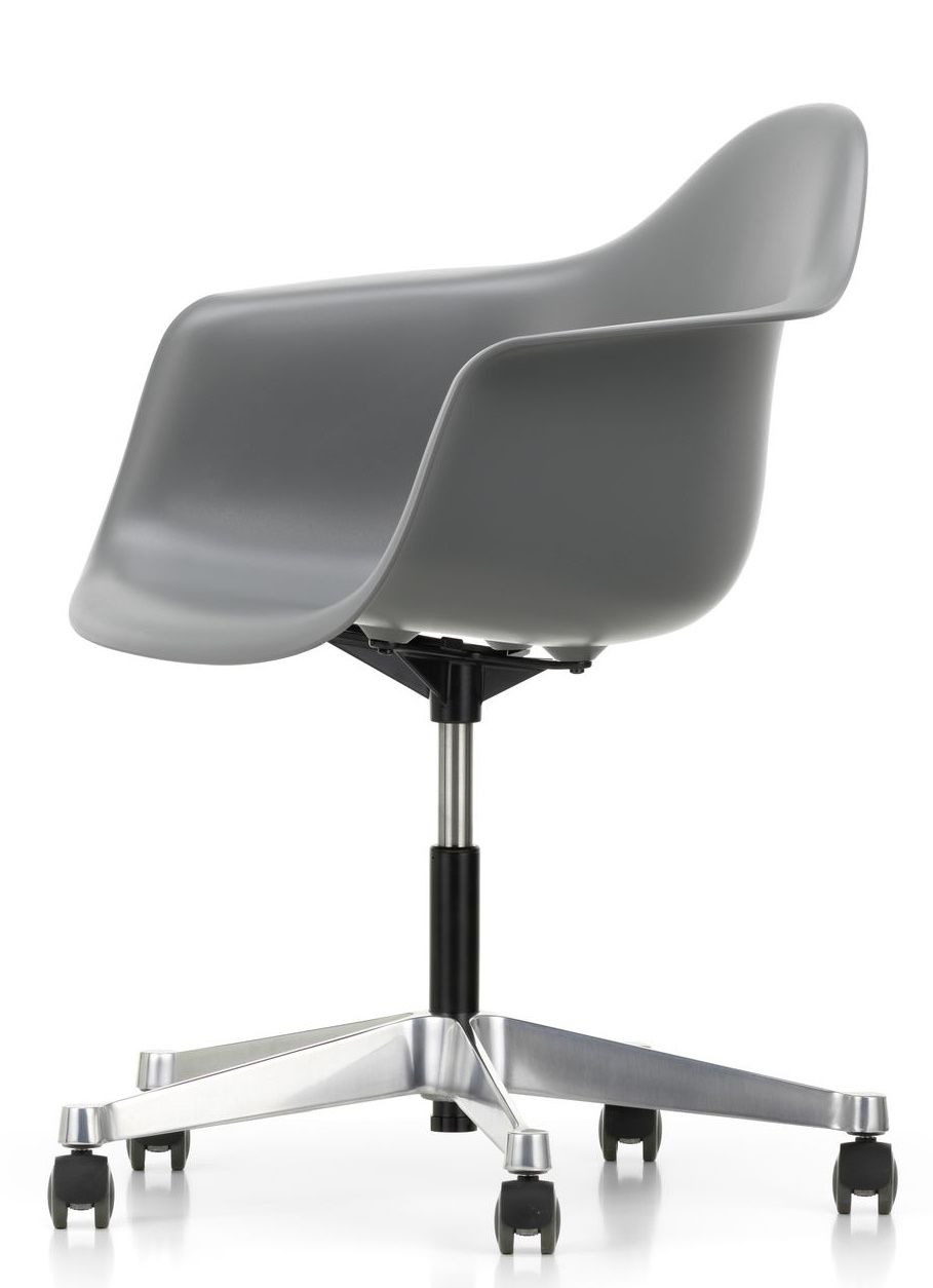 Grauer Eames Plastic Arm Chair PACC von Vitra mit Rollen, ideal für Büro und Wohnbereich.