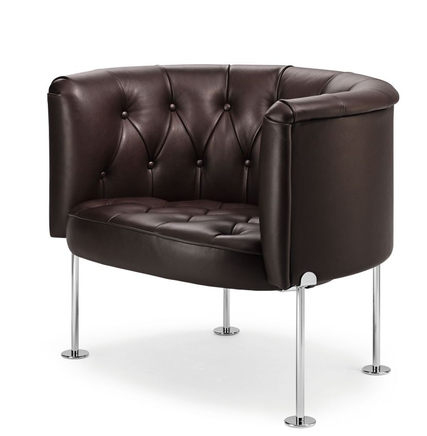Brauner 310 Haussmann Sessel von Walter Knoll mit Knopfheftung und verchromten Füßen, Frontansicht.