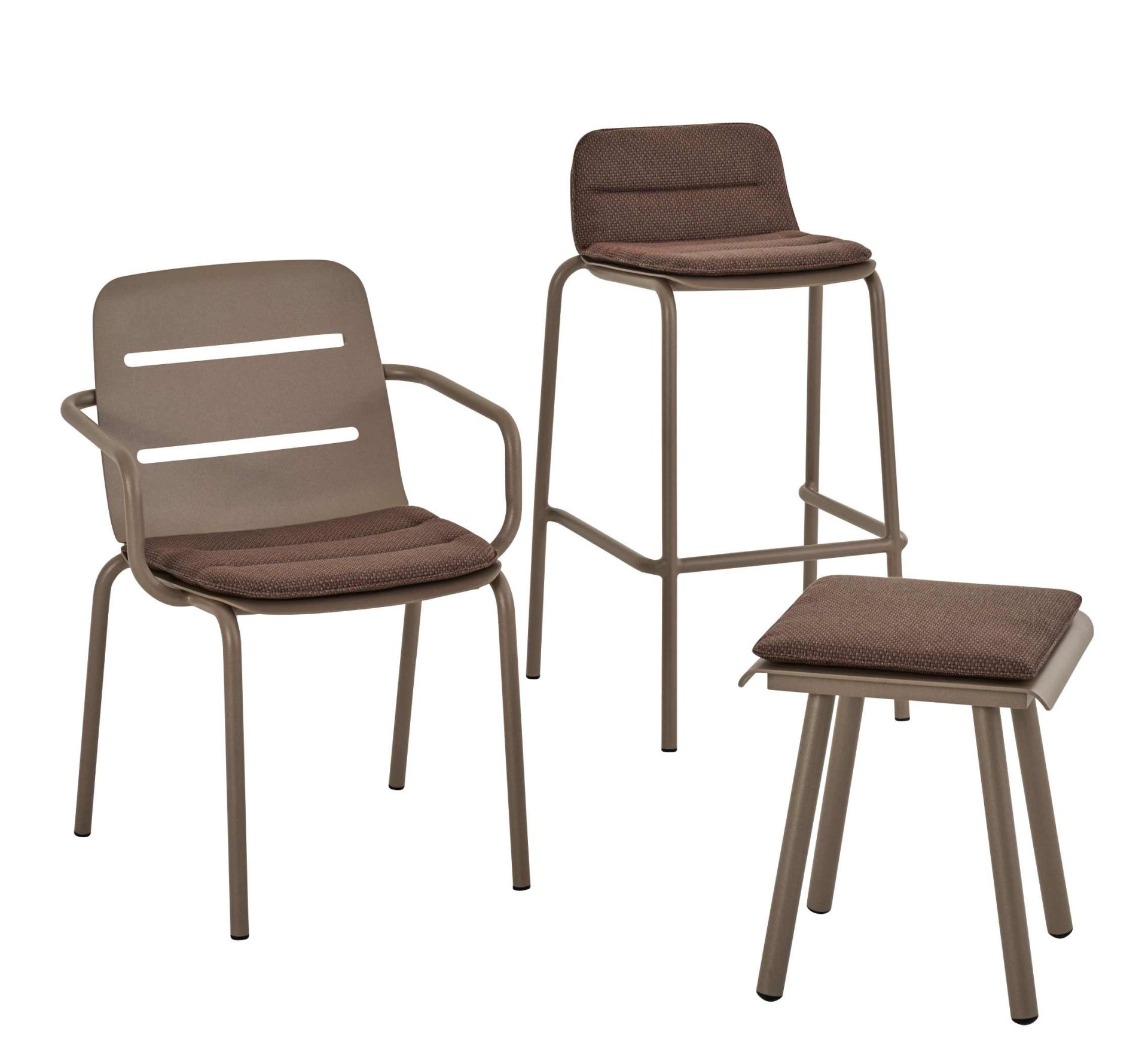 Vapio Sessel Outdoor von Weishäupl, Barhocker und Fußhocker aus Aluminium mit braunen Sitzkissen.