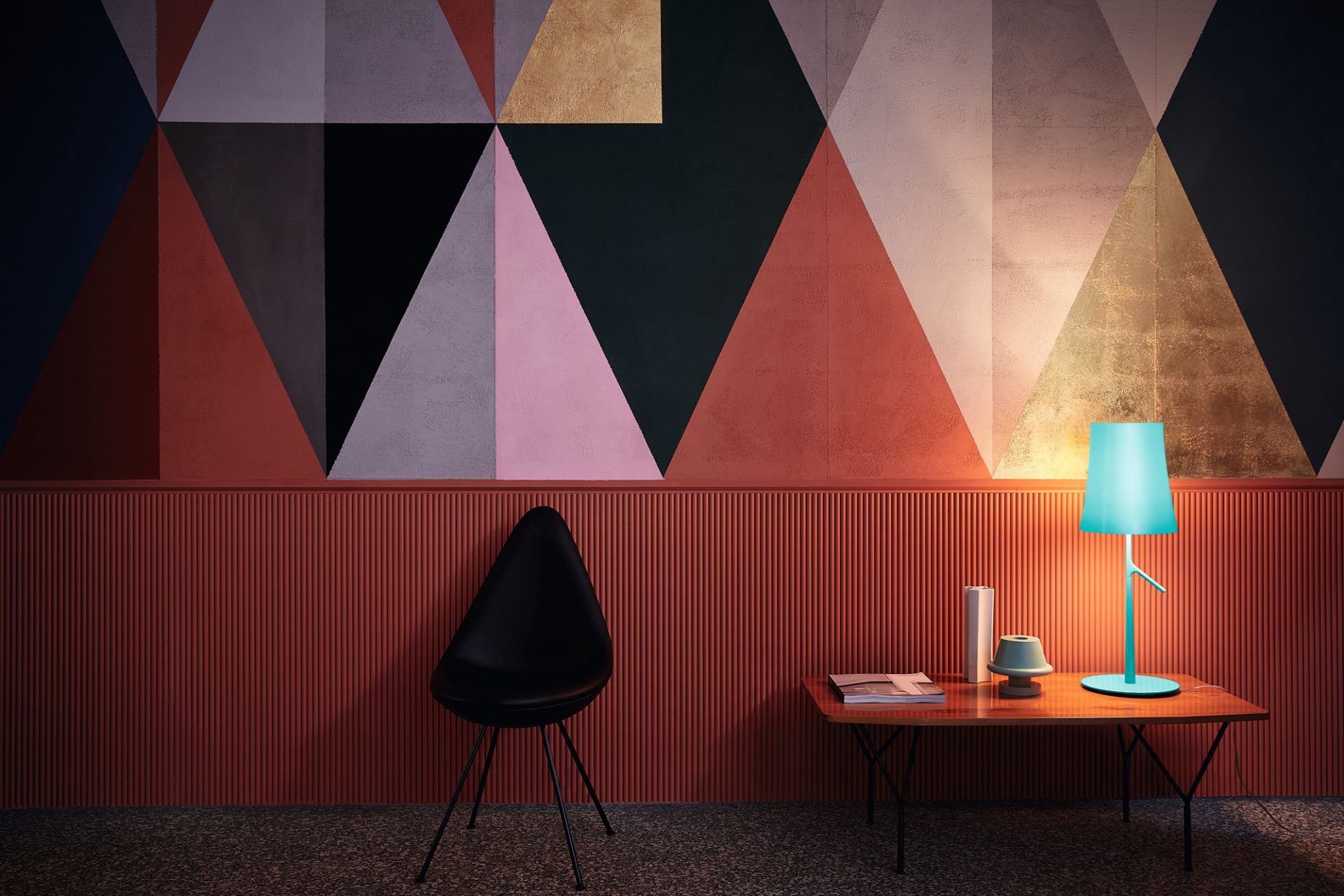Graphitfarbene Birdie LED Tischleuchte von Foscarini auf einem Tisch, modernes Wohnambiente.