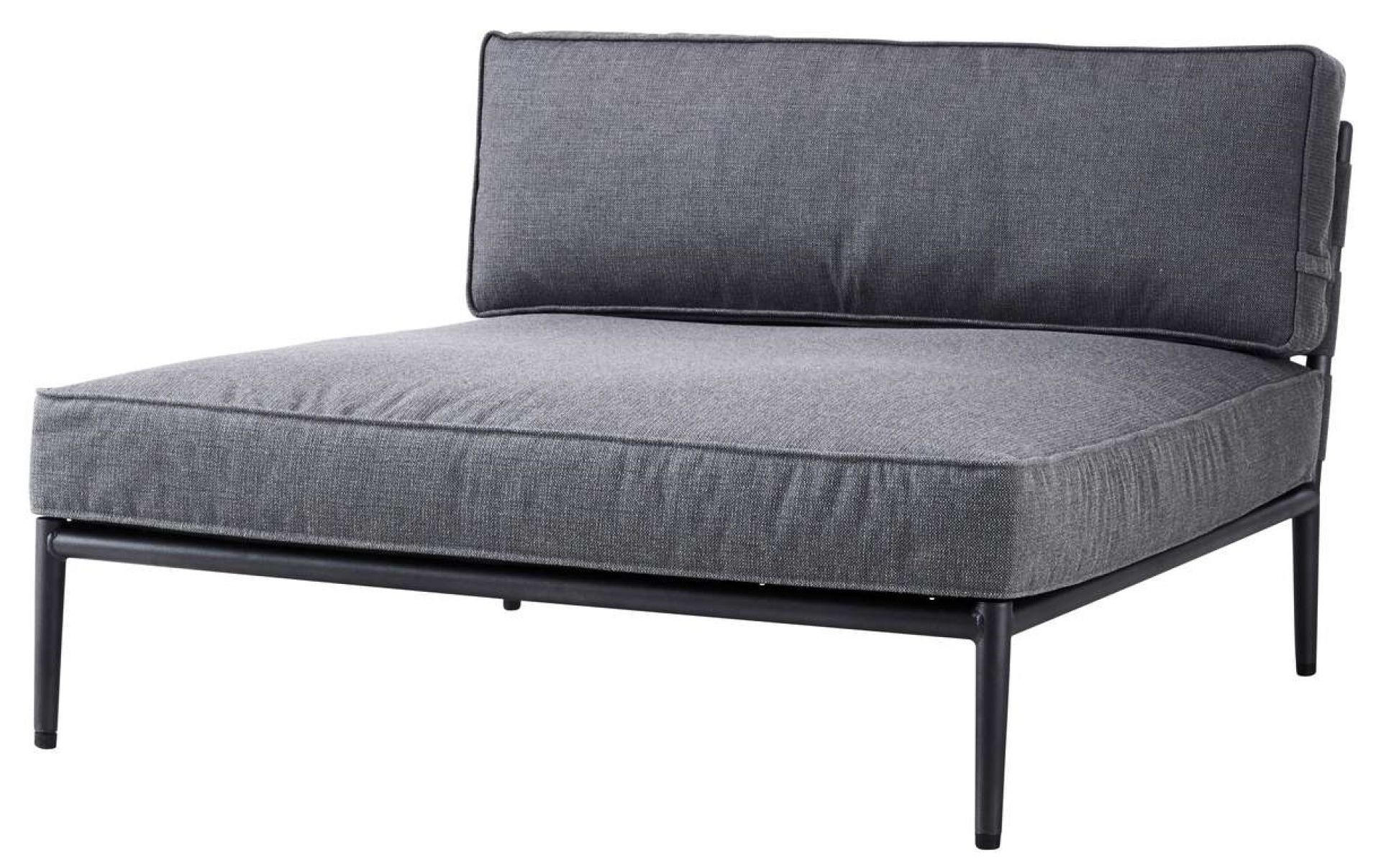 Graues Conic Outdoor Daybed Modul von Cane-Line mit schwarzem Rahmen und bequemen Polstern.