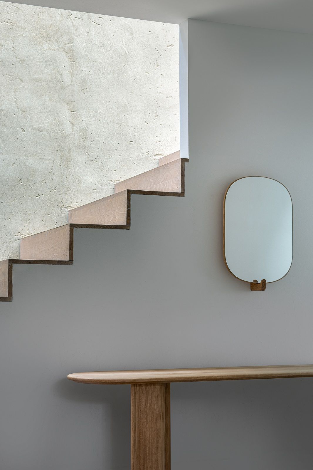 Curtain Console Konsoltisch Zeitraum aus hellem Holz mit Spiegel und Treppe im Hintergrund.