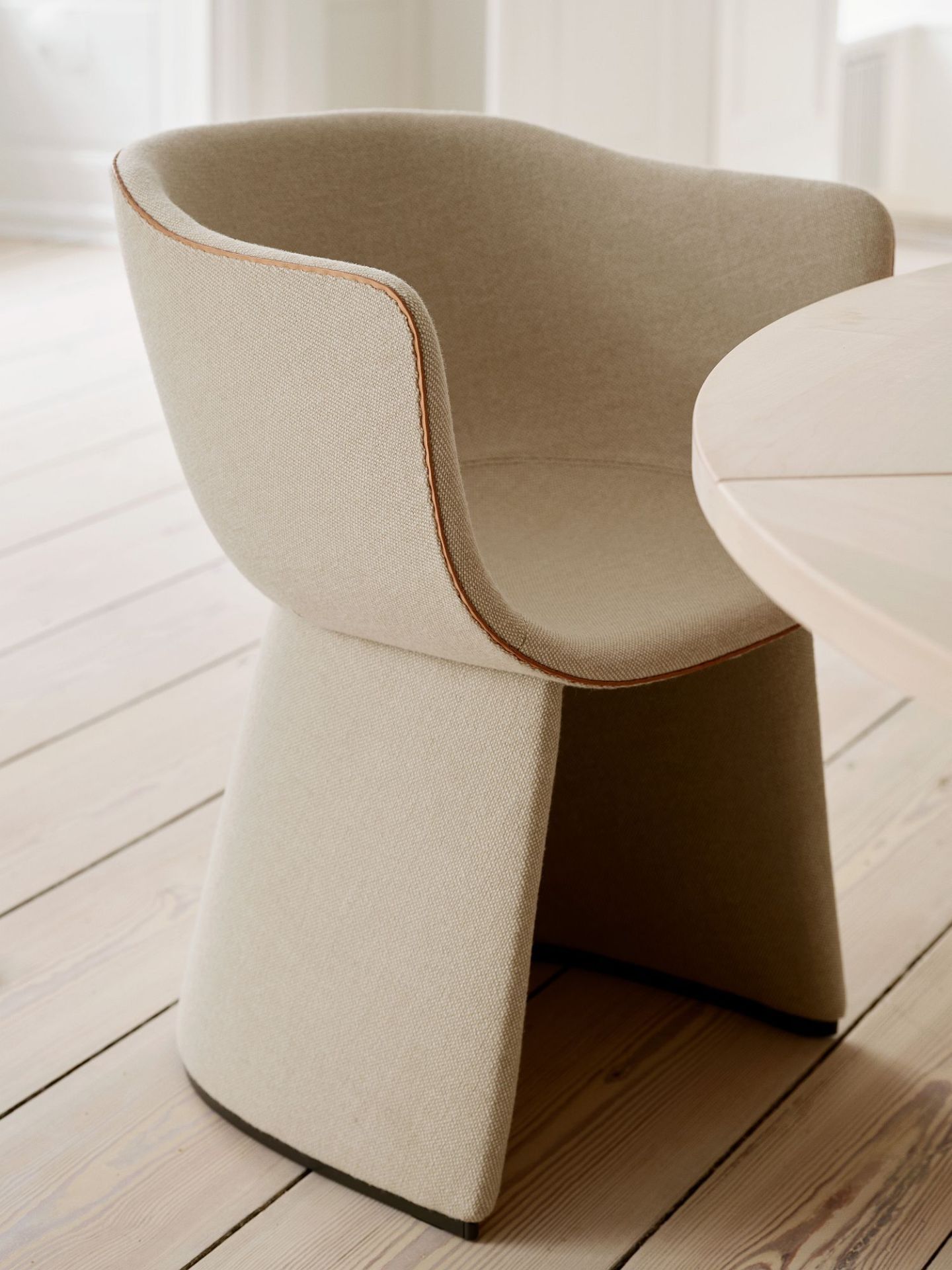 Beiger Monolit Loungesessel / Esszimmerstuhl von Fritz Hansen mit Stoffbezug und Holzbeinen neben einem Tisch.