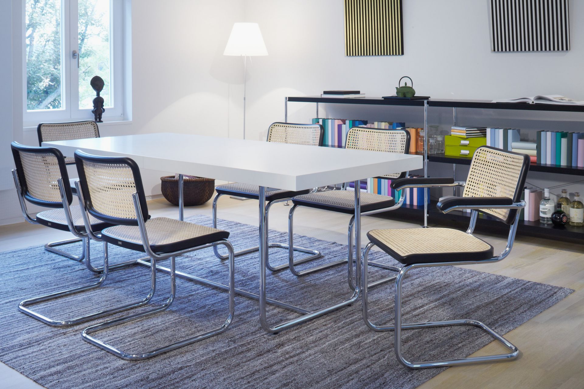 Esszimmer mit Thonet S 32 Freischwinger Stühlen aus Stahlrohr und Wiener Geflecht. Klassisches Design.