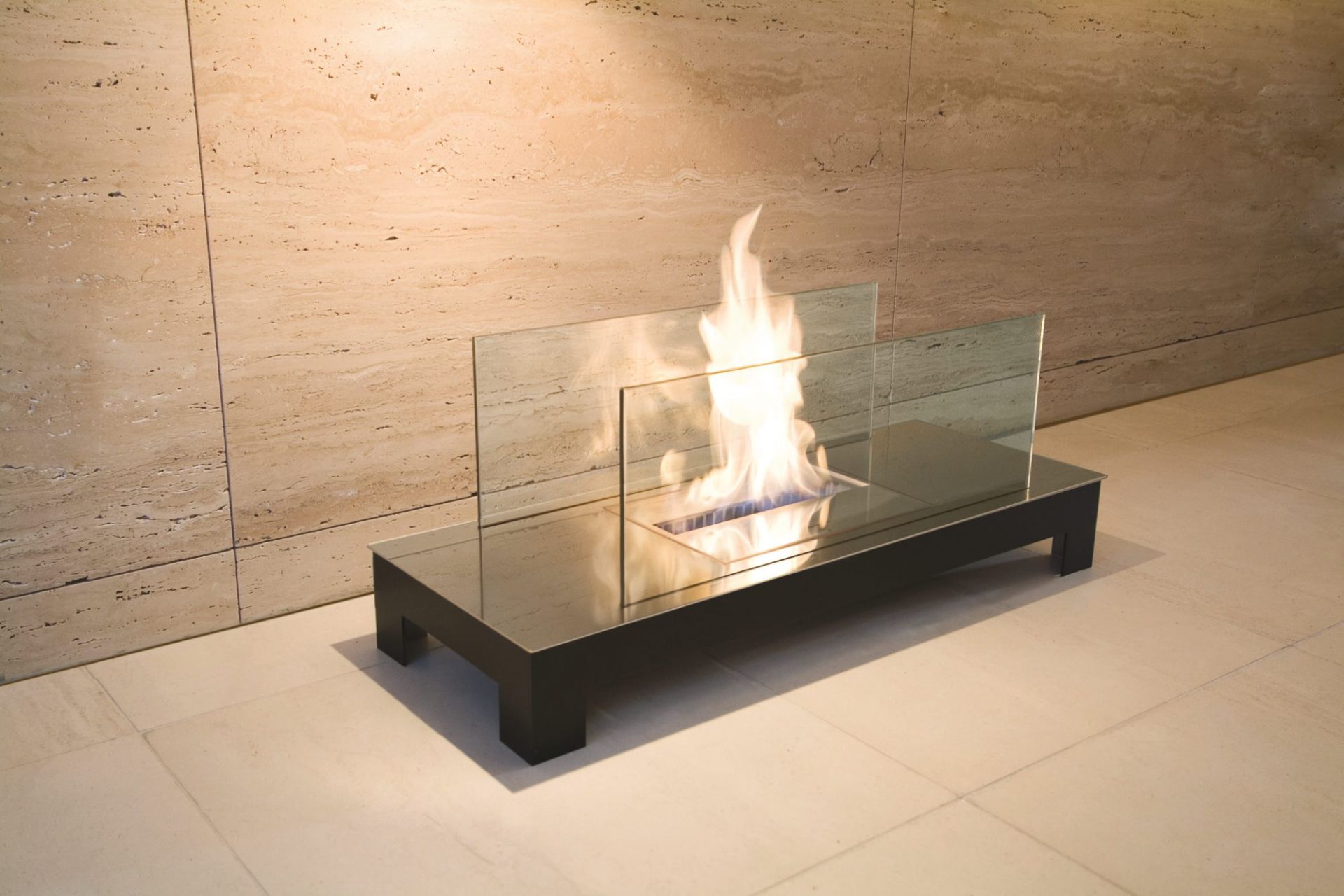 Floor Flame Ethanol Kamin mit Glasumrandung und brennender Flamme für stimmungsvolle Atmosphäre.
