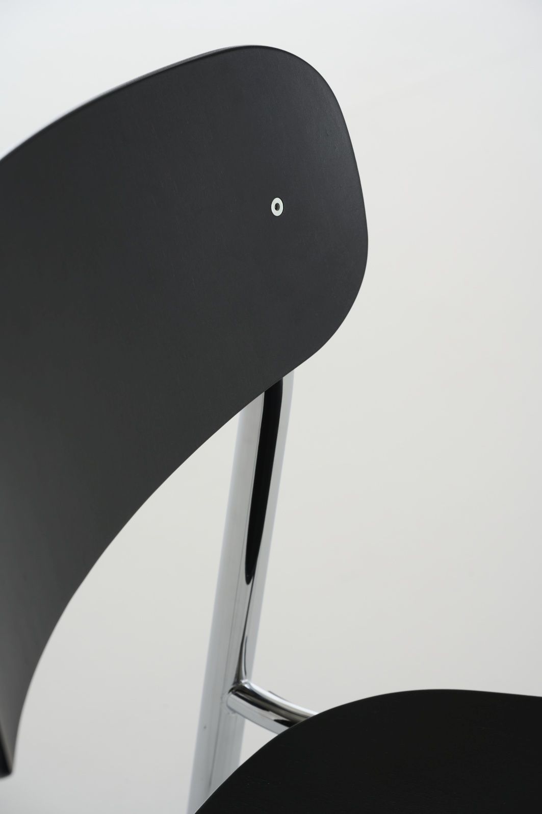 Detailaufnahme des Thonet S 243 Stahlrohrstuhls in Olivgrün, Designklassiker mit verchromtem Gestell.