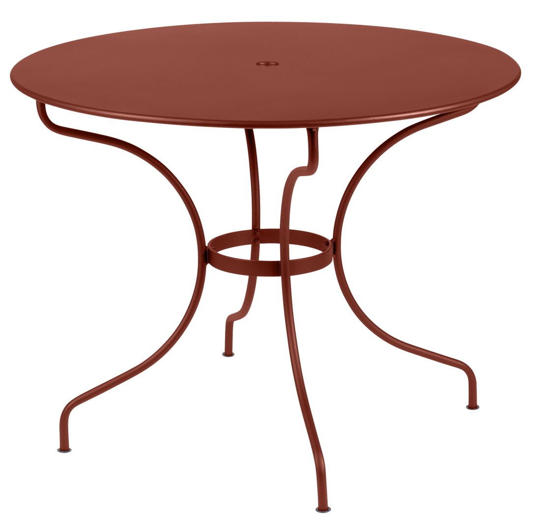 Runder, rotbrauner Opéra+ Tisch von Fermob für den Außenbereich, ideal für Garten, Terrasse oder Balkon.