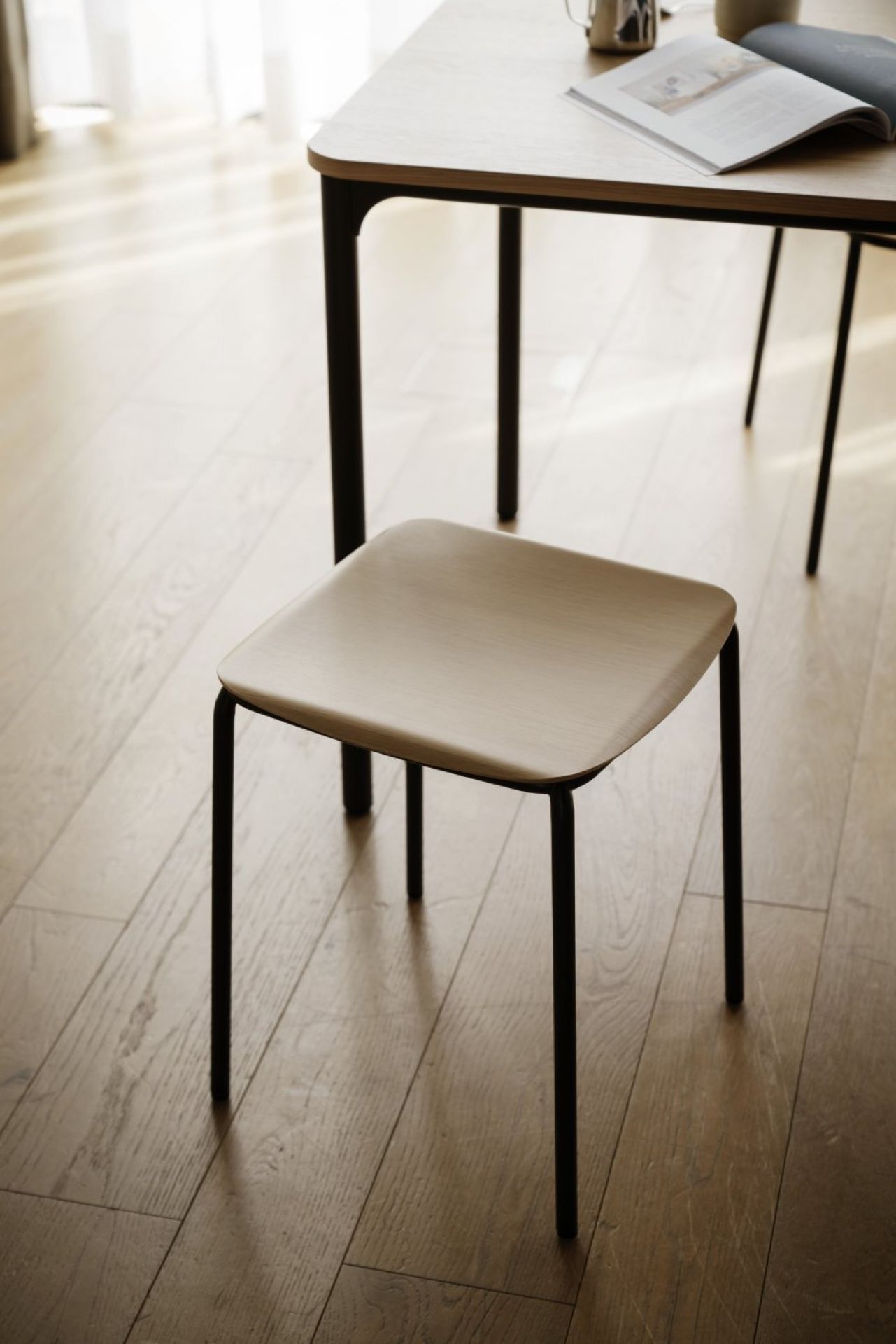 Nate Tisch von Brunner mit hellem Holz und schwarzen Beinen, minimalistisches Design.